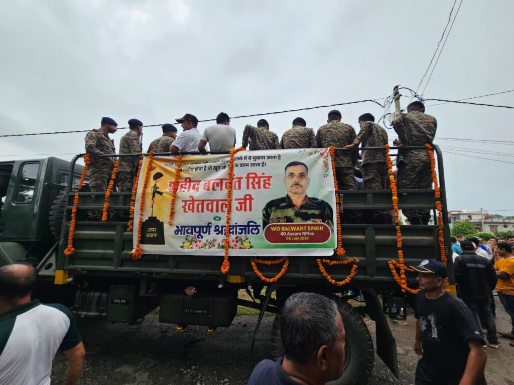 Dev Bhoomi Samiksha शहीद बलवंत सिंह खेतवाल को अंतिम विदाई देने के लिए उमड़ा जनसैलाब, हर आंख हुई नम -