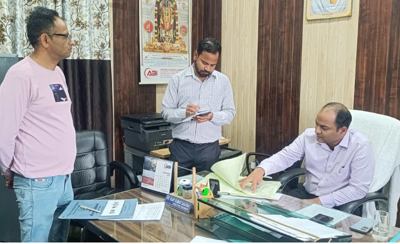 Dev Bhoomi Samiksha चंपावत DM का UPCL दफ्तर में छापा, एग्जीक्यूटिव इंजीनियर समेत 6 कर्मचारी गायब मिले, शिकायतकर्ता को लगाया फोन -