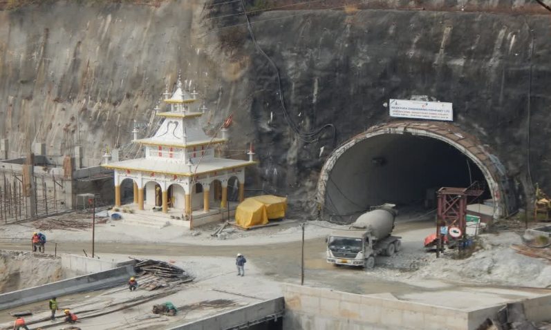 Dev Bhoomi Samiksha उत्तरकाशी की सिलक्यारा टनल में हादसा, शॉटक्रीट लाइनिंग का हिस्सा गिरने से झारखंड के श्रमिक की मौत -