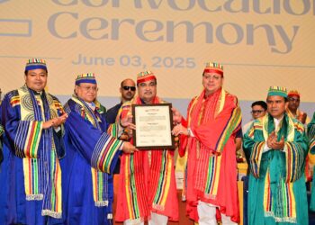 Dev Bhoomi Samiksha рдХреЗрдВрджреНрд░реАрдп рдордВрддреНрд░реА рдЧрдбрдХрд░реА рдПрд╡рдВ рдореБрдЦреНрдпрдордВрддреНрд░реА рдзрд╛рдореА рдиреЗ рдЧреНрд░рд╛рдлрд┐рдХ рдПрд░рд╛ рдбреАрдореНрдб рдпреВрдирд┐рд╡рд░реНрд╕рд┐рдЯреА рдХреЗ 12рд╡реЗрдВ рджреАрдХреНрд╖рд╛рдВрдд рд╕рдорд╛рд░реЛрд╣ рдХрд╛рд░реНрдпрдХреНрд░рдо рдореЗрдВ рдХрд┐рдпрд╛ рдкреНрд░рддрд┐рднрд╛рдЧ -