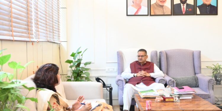 Dev Bhoomi Samiksha ग्रामीण विकास को लेकर योजनाओं की समीक्षा करते ग्राम्य विकास मंत्री गणेश जोशी -