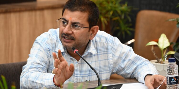 Dev Bhoomi Samiksha आपदा प्रभावित क्षेत्रों में पेयजल व विद्युत आपूर्ति को शीघ्र करें बहाल - एडीएम ADM Dehradun
