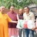 Dev Bhoomi Samiksha मोटीधार मरसाना के प्रभावितों के लिए खाद्य सामग्री प्रदान करते कैबिनेट मंत्री जोशी। -