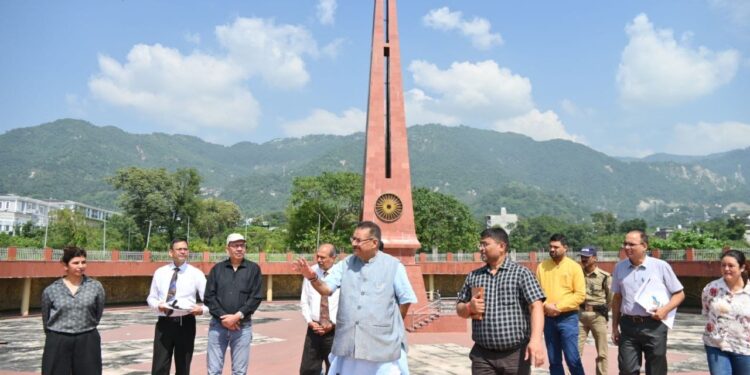 Dev Bhoomi Samiksha गुनियाल गांव में निर्माणाधीन सैन्यधाम का निरीक्षण करते सैनिक कल्याण मंत्री गणेश जोशी। -