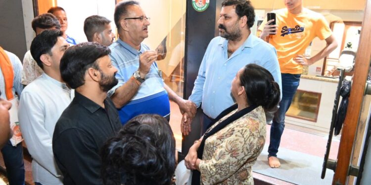 Dev Bhoomi Samiksha कैबिनेट मंत्री गणेश जोशी ने जीएसटी की नई दरों के जनजागरूकता कार्यक्रम के अंतर्गत जाखन बाजार में किया भ्रमण। -