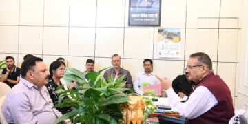 Dev Bhoomi Samiksha मसूरी में पेयजल संबंधी विकास कार्यों की समीक्षा बैठक लेते मंत्री गणेश जोशी। -