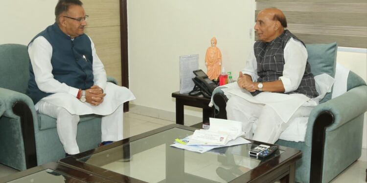 Dev Bhoomi Samiksha रक्षा मंत्री राजनाथ सिंह से मिले सैनिक कल्याण मंत्री गणेश जोशी -