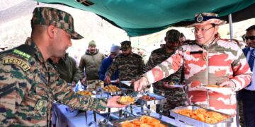 Dev Bhoomi Samiksha सीमांत गांव मिलम में मुख्यमंत्री ने की ITBP जवानों और स्थानीय नागरिकों से भेंट -