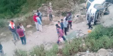 Dev Bhoomi Samiksha पीएमजीएसवाई की सड़कें बदहाल, घटगाड़ में वाहन दुर्घटनाग्रस्त -