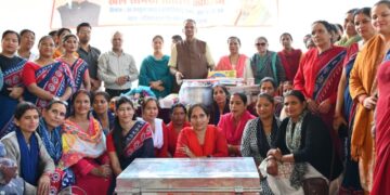 Dev Bhoomi Samiksha मसूरी विधानसभा की आंगनबाड़ियों को पठन-पाठन एवं खेल साग्रामी देते मंत्री गणेश जोशी -