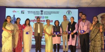 Dev Bhoomi Samiksha स्वतंत्रता सेनानियों एवं वीर सैनिकों के परिजनों को केंद्रीय संचार ब्यूरो, नैनीताल ने किया सम्मानित -