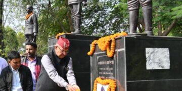 Dev Bhoomi Samiksha वीर शहीद केसरी चंद की जयंती उन्हें पुष्पांजलि अर्पित करते मंत्री गणेश जोशी। -
