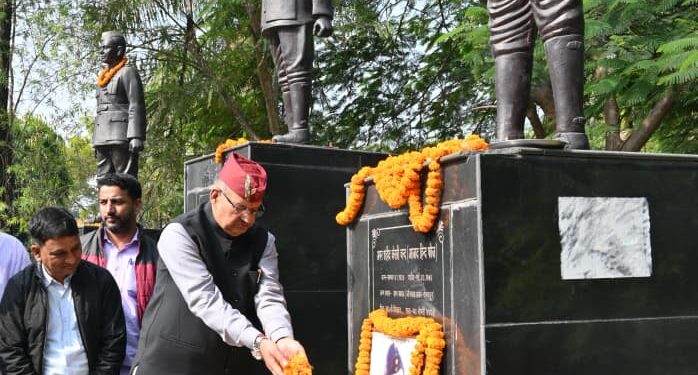 Dev Bhoomi Samiksha वीर शहीद केसरी चंद की जयंती उन्हें पुष्पांजलि अर्पित करते मंत्री गणेश जोशी। -