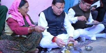 Dev Bhoomi Samiksha लोकपर्व इगास पर रुद्रप्रयाग के आपदा प्रभावित परिवारों के बीच पहुँचे धामी -