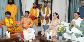 Dev Bhoomi Samiksha मुख्यमंत्री आवास में आध्यात्मिक संगम : आशीर्वाद, शुभकामनाएँ और सांस्कृतिक दृष्टि का सम्मान -