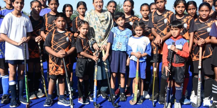 Dev Bhoomi Samiksha हॉकी का पुराना गौरव लौटाने का संकल्प लें खिलाड़ी : रेखा आर्या -