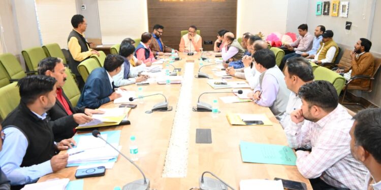 Dev Bhoomi Samiksha कृषि एवं उद्यान मंत्री गणेश जोशी ने विभागीय लंबित मामलों के निराकरण के संबंध में समीक्षा बैठक की -