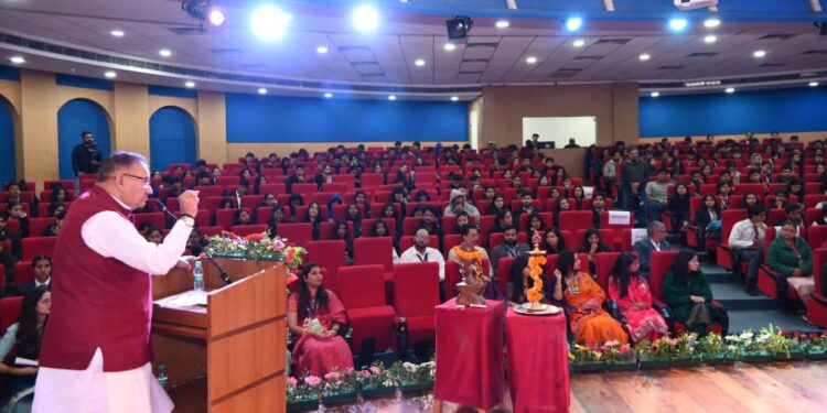 Dev Bhoomi Samiksha ग्राफिक इरा हिल यूनिवर्सिटी में एग्रीफेस्ट 2025 का शुभारम्भ करते कृषि मंत्री गणेश जोशी -