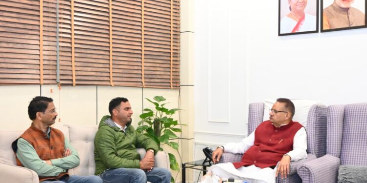 Dev Bhoomi Samiksha सैनिक कल्याण मंत्री गणेश जोशी से मिले उपनल कर्मचारी महासंघ के पदाधिकारी -