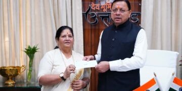 Dev Bhoomi Samiksha मुख्यमंत्री राहत कोष के लिए पर्वतारोही बछेंद्री पाल ने प्रदान किया 10 लाख का चेक -