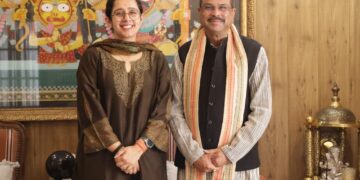 Dev Bhoomi Samiksha शिक्षा मंत्री धर्मेंद्र प्रधान से भेंट कर जीत की बधाई देतीं भाजपा प्रदेश मंत्री नेहा जोशी -