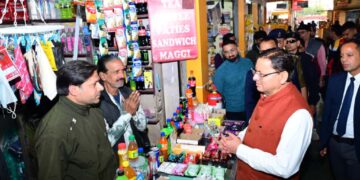 Dev Bhoomi Samiksha मुख्यमंत्री का ISBT में औचक निरीक्षण, गंदगी देखकर खुद उठाई झाड़ू -