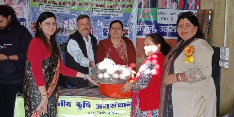 Dev Bhoomi Samiksha जनजातीय परिवारों की आय बढ़ाने के लिए पंतनगर विश्वविद्यालय ने मशरूम खेती का प्रशिक्षण दिया -