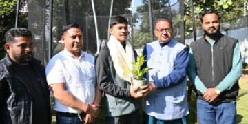 Dev Bhoomi Samiksha माउंट एवरेस्ट फतह करने वाले वीरेंद्र सामंत का कैबिनेट मंत्री गणेश जोशी ने किया सम्मान -