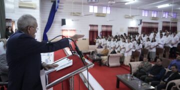 Dev Bhoomi Samiksha 61वें शपथ समारोह में वेटरनरी छात्रों ने संभाली सेवा की जिम्मेदारी विद्यार्थियों को शपथ दिलाते मुख्य अतिथि डॉ अमरेश कुमार।