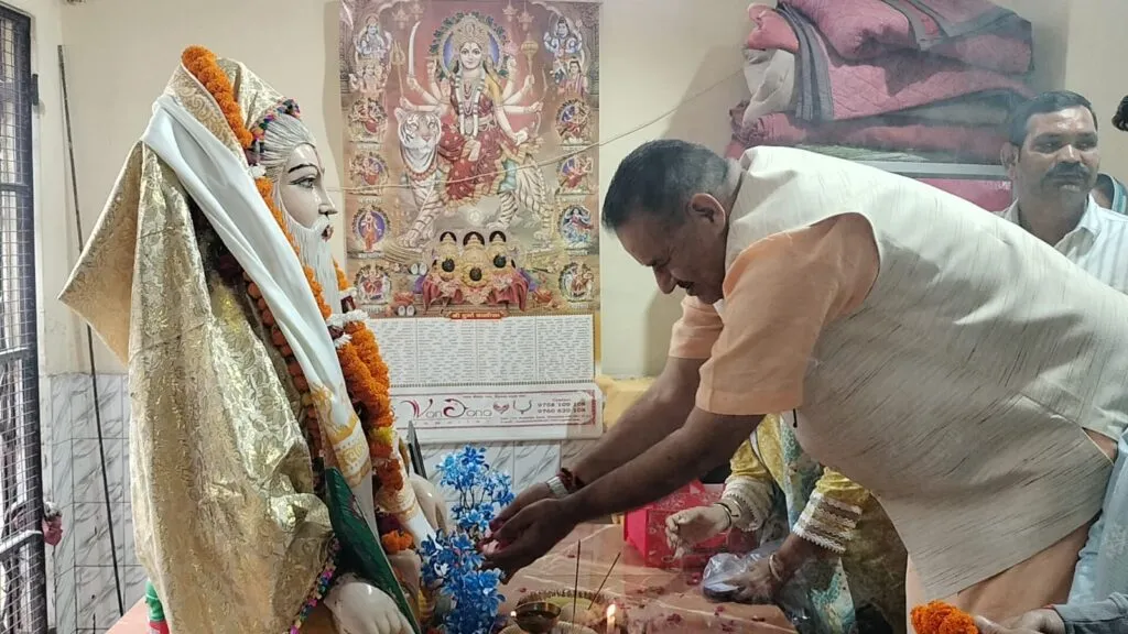 Dev Bhoomi Samiksha महर्षि वाल्मीकि की मूर्ति पर माल्यार्पण करते कैबिनेट मंत्री गणेश जोशी -