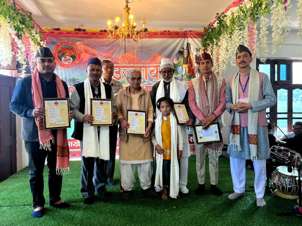 Dev Bhoomi Samiksha सोमेश्वर में 'दुसर कुमाउनी भाषा युवा सम्मेलन एवं युवा सम्मान समारोह– 2025' का सफल आयोजन! -