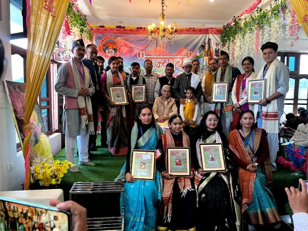 Dev Bhoomi Samiksha सोमेश्वर में 'दुसर कुमाउनी भाषा युवा सम्मेलन एवं युवा सम्मान समारोह– 2025' का सफल आयोजन! -