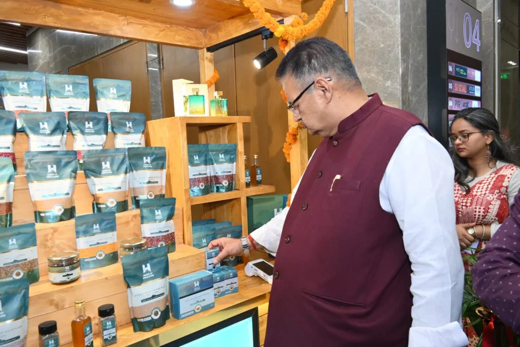 Dev Bhoomi Samiksha हाउस ऑफ हिमालयाज के कॉर्ट का उद्घाटन करते ग्राम्य विकास मंत्री गणेश जोशी -