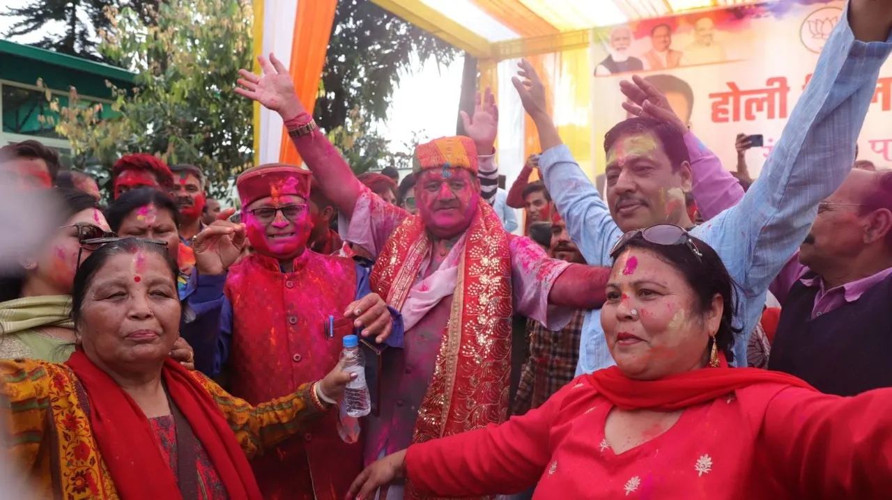 Dev Bhoomi Samiksha कैबिनेट मंत्री गणेश जोशी के कैम्प कार्यालय में उड़े होली के रंग, कार्यकर्ताओें संग दिन भर खेली होली। -