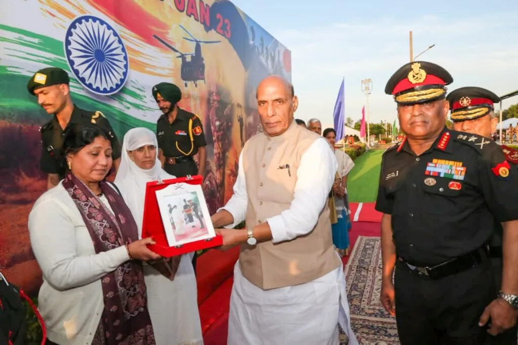 Dev Bhoomi Samiksha Raksha Mantri graces ‘Shaurya Sandhya’ organised as part of 75th Army Day celebrations in Bengaluru -