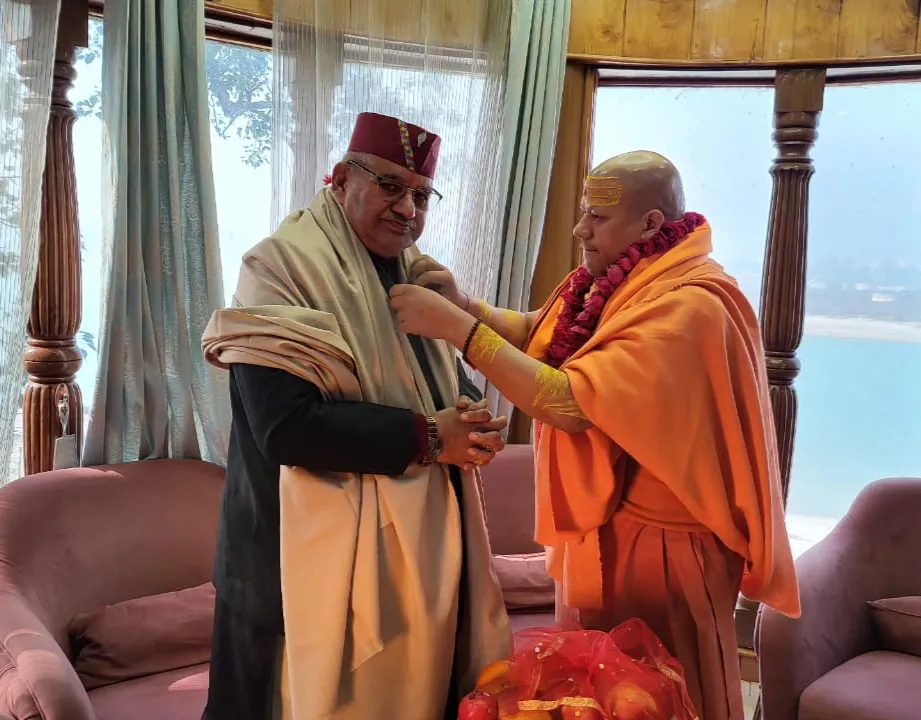 Dev Bhoomi Samiksha हरिद्वार में महामण्डेलश्वर निरंजनी अखाड़ा कैलाशानन्द जी महाराज से शिष्टचार भेंट करते मंत्री जोशी। -