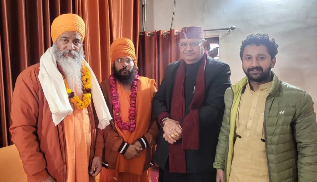 Dev Bhoomi Samiksha हरिद्वार में महामण्डेलश्वर निरंजनी अखाड़ा कैलाशानन्द जी महाराज से शिष्टचार भेंट करते मंत्री जोशी। -