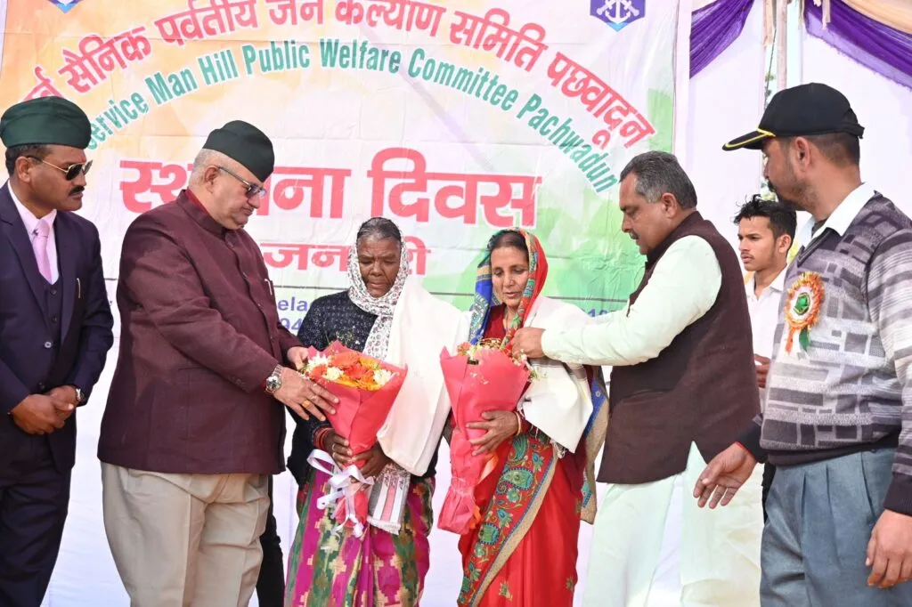 Dev Bhoomi Samiksha पूर्व सैनिक पर्वतीय जन कल्याण समिति पछवादून द्वारा आयोजित चतुर्थ स्थापना दिवस कार्यक्रम को संबोधित करते मंत्री जोशी। -