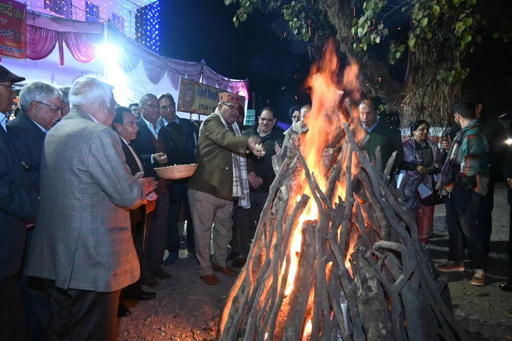 Dev Bhoomi Samiksha पंजाबी बिरादरी द्वारा आयोजित लोहड़ी मिलन कार्यक्रम में प्रतिभाग करते मंत्री गणेश जोशी। -