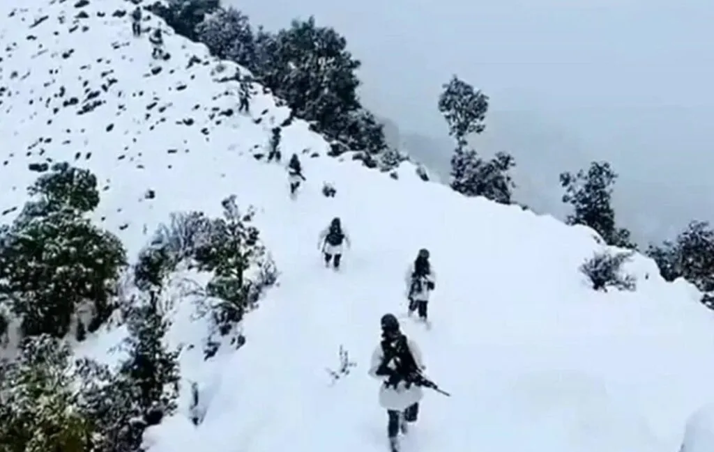 Dev Bhoomi Samiksha माछल सेक्टर के बर्फीले इलाके में अधिकारी समेत तीन जवान शहीद -