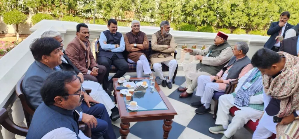 Dev Bhoomi Samiksha महाराज ने फडणवीस से जाना राज्यपाल कोश्यारी का हाल -