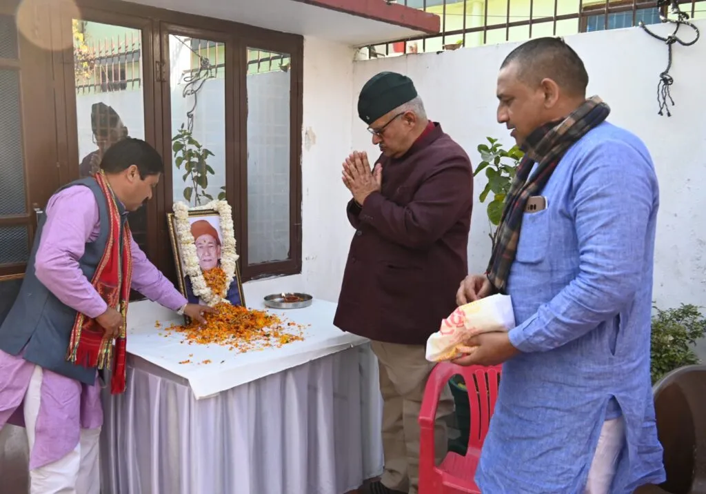 Dev Bhoomi Samiksha भाजपा के वरिष्ठ नेता अमीचंद मंगला और लोकानन्द लखेड़ा के निधन पर पुष्पांजलि अर्पित करते कैबिनेट मंत्री गणेश जोशी -