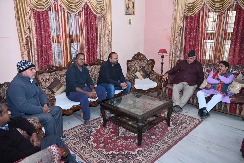 Dev Bhoomi Samiksha भाजपा के वरिष्ठ नेता अमीचंद मंगला और लोकानन्द लखेड़ा के निधन पर पुष्पांजलि अर्पित करते कैबिनेट मंत्री गणेश जोशी -
