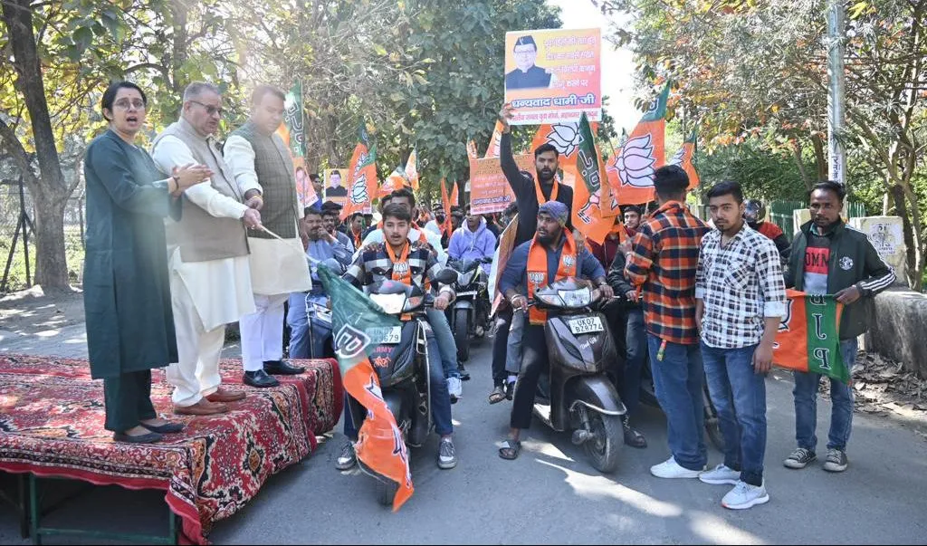 Dev Bhoomi Samiksha भारतीय जनता युवा मोर्चा शहीद दुर्गा मल्ल मंडल द्वारा धन्यवाद रैली का फ्लैग ऑफ करते मंत्री गणेश जोशी। -