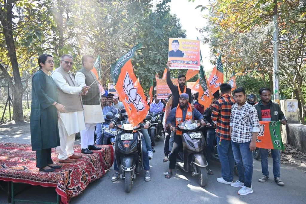 Dev Bhoomi Samiksha भारतीय जनता युवा मोर्चा शहीद दुर्गा मल्ल मंडल द्वारा धन्यवाद रैली का फ्लैग ऑफ करते मंत्री गणेश जोशी। -