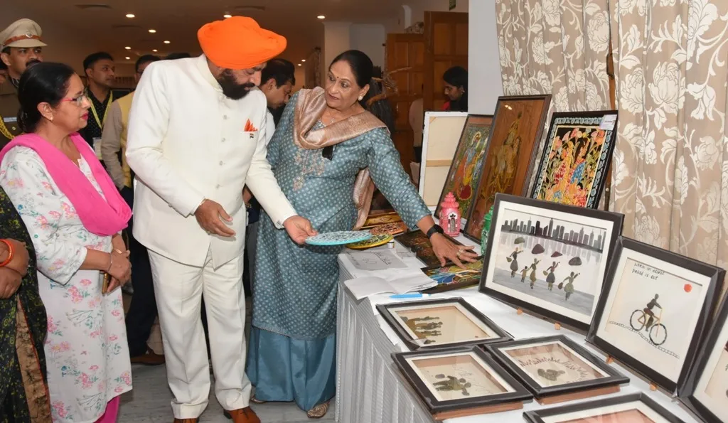 Dev Bhoomi Samiksha वसंतोत्सव-2023 के अवसर पर आर्ट गैलरी का अवलोकन करते राज्यपाल गुरमीत सिंह। -