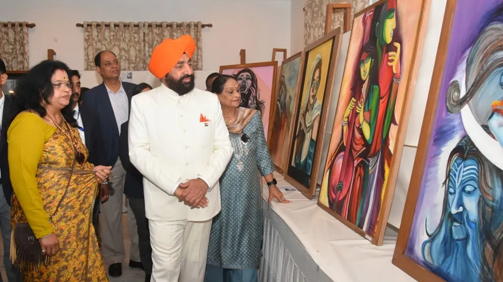 Dev Bhoomi Samiksha वसंतोत्सव-2023 के अवसर पर आर्ट गैलरी का अवलोकन करते राज्यपाल गुरमीत सिंह। -