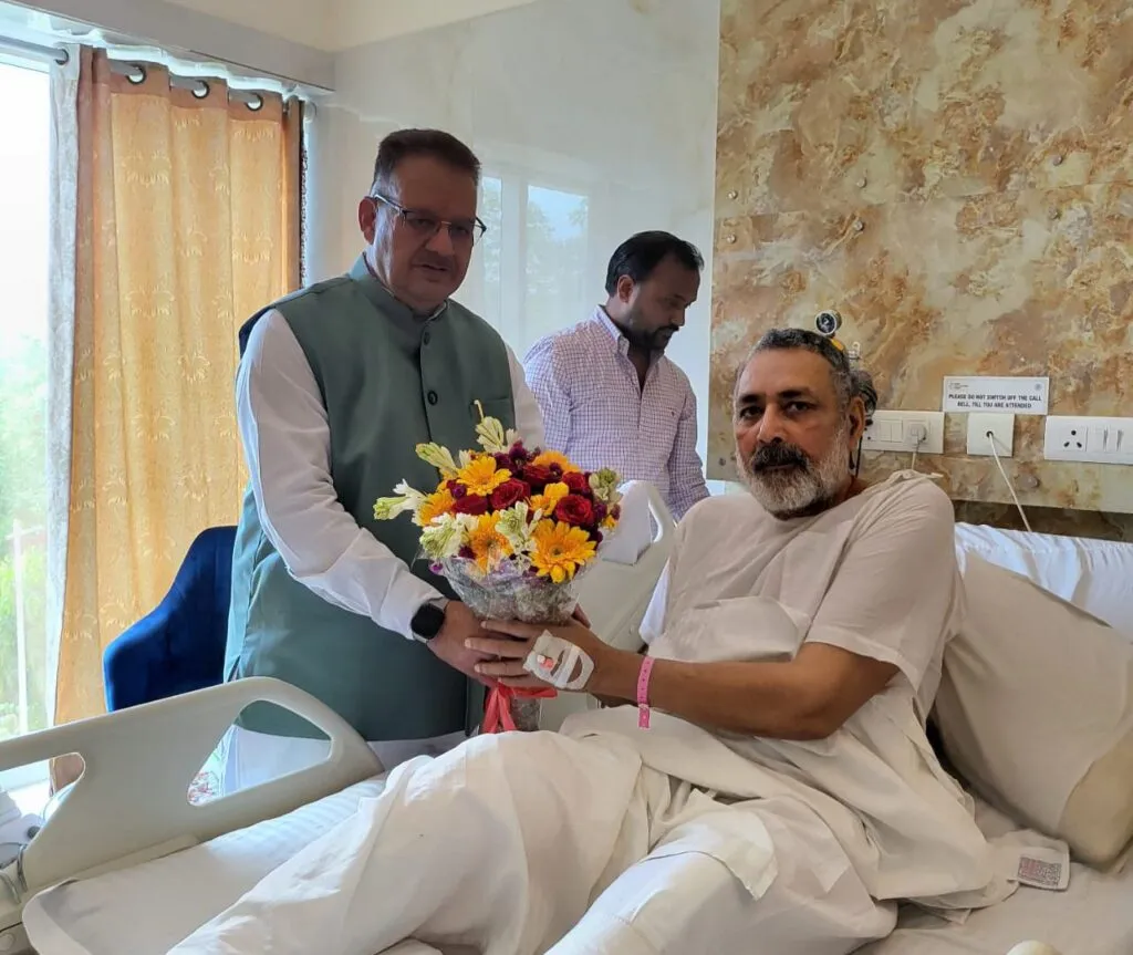 Ganesh Joshi reached to meet Minister Giriraj Singh in the hospital