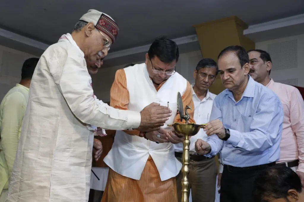 Dev Bhoomi Samiksha मुख्यमंत्री धामी नेे नई दिल्ली में उत्तराखण्डी फीचर फिल्म पहाड़ी रत्न श्रीदेव सुमन का प्रोमो तथा पोस्टर का किया विमोचन । -
