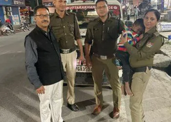 Dev Bhoomi Samiksha рдмрд┐рдЫрдбрд╝реЛ рдХреЛ рдЕрдкрдиреЛрдВ рд╕реЗ рдорд┐рд▓рд╛рдХрд░ рдЪреЗрд╣рд░реЛрдВ рдкрд░ рдореБрд╕реНрдХрд╛рди рдмрд┐рдЦреЗрд░рддреА рджреВрди рдкреБрд▓рд┐рд╕ -